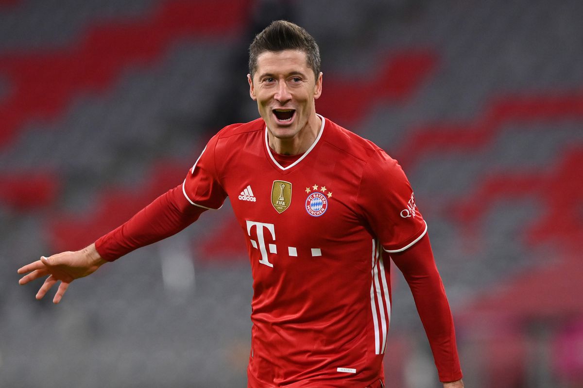 Pha tranh chấp giữa Lewandowski và Marco Reus ở trận tranh Siêu cúp Đức