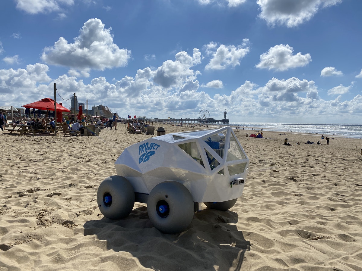 Robot BeachBot nhặt đầu lọc thuốc lá trên bãi biển