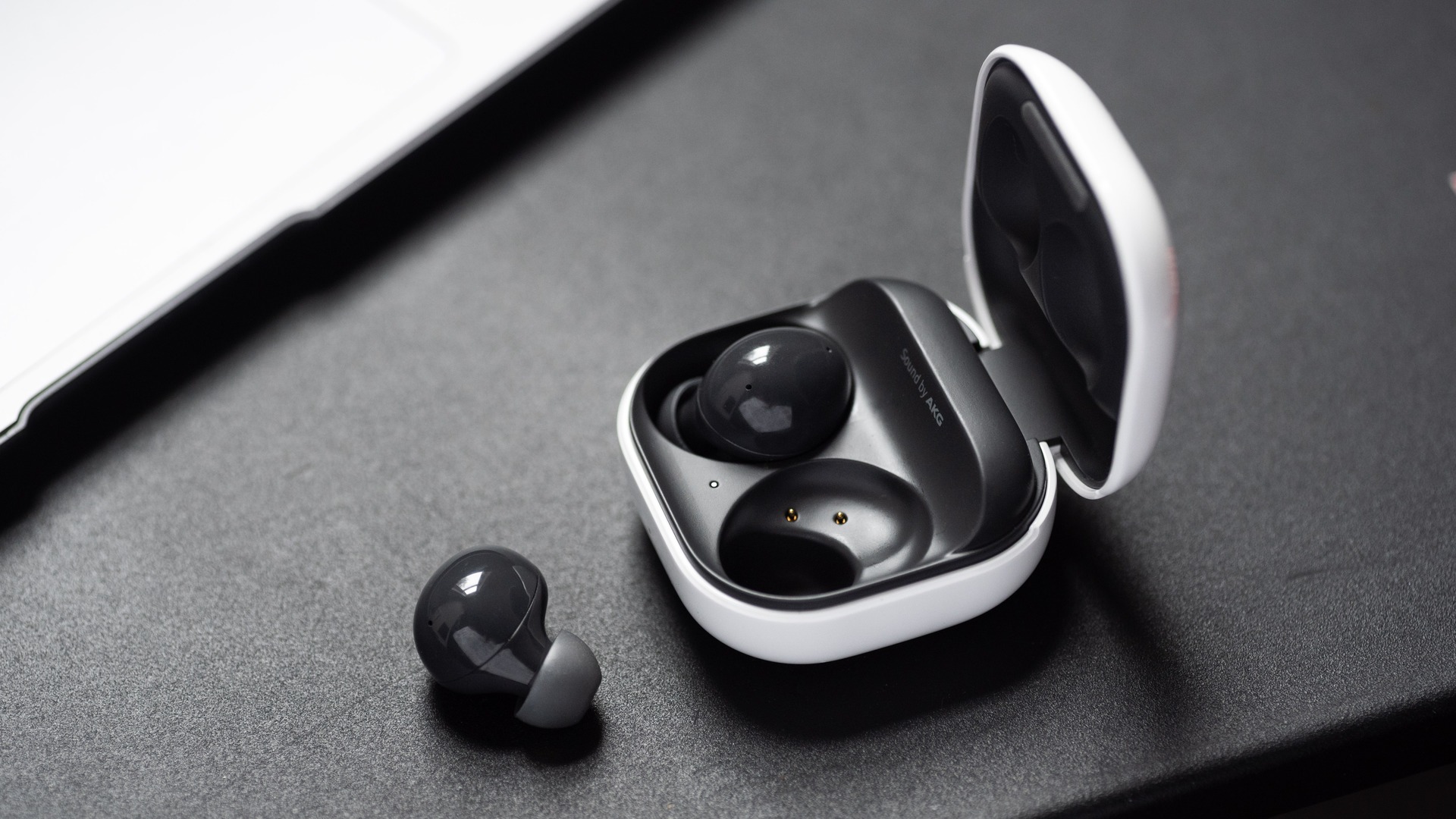 Samsung Galaxy Buds2 đi kèm với một loa hai chiều