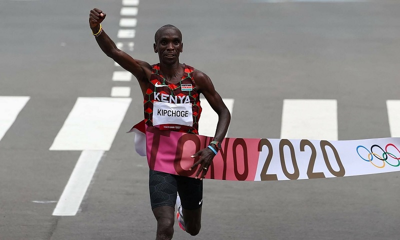 Bảo vệ HCV tại Olympic, Kipchoge đưa điền kinh Kenya vươn lên top 3